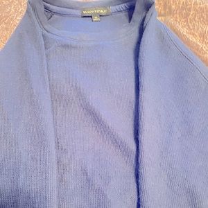Banana Republic Crew Neck. Barely worn. Navy Blue. Men’s Size Medium.